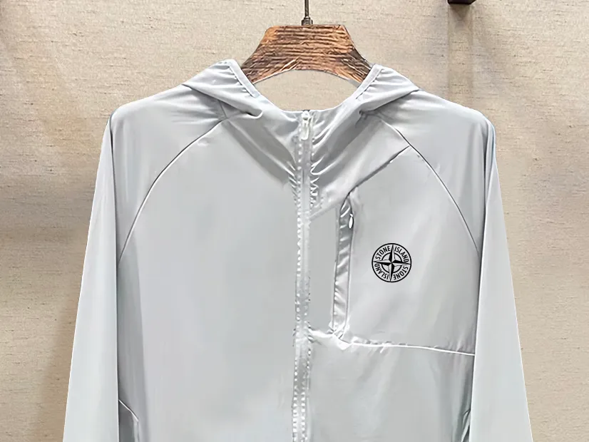 P290 Stone Island sun protection jacket, a cool and popular thin jacket made of super soft fabric. Fashionable urban versatile style, a must-have item in summer, quick-drying clothes, quick dehydration and drying after washing, the upper body is breathable and fashionable and beautiful. The specially supplied fabrics are all polyester fiber fabrics imported from the UK. They have a light luster, unique texture, soft and smooth feel, and excellent details. It is not a product that can be compared with ordinary fabrics. Customized original logo hardware and accessories design! The details are very good. Give outdoor users a full experience and complete protection, bringing us closer to the challenges of nature, sun protection fabrics! A must-have item for trendy men and trendy women, highly recommended! Size:Size:S-XL